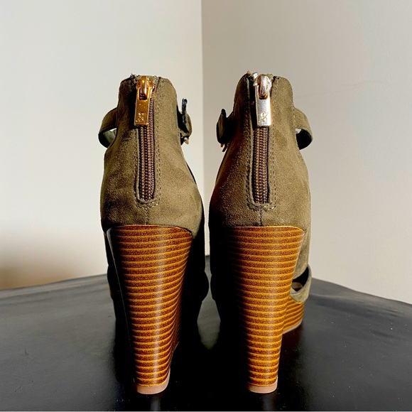 Parker & Sky army green, suede wedges, 4.5 inch heels - Picture 8 of 9